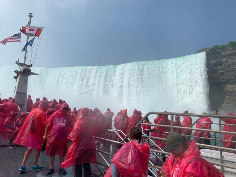 best-niagara-falls-guided-tour-behind-the-falls-boat-ride