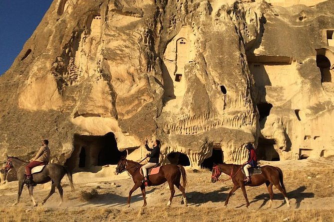 cappadocia-horseback-riding-in-winter-wonderland