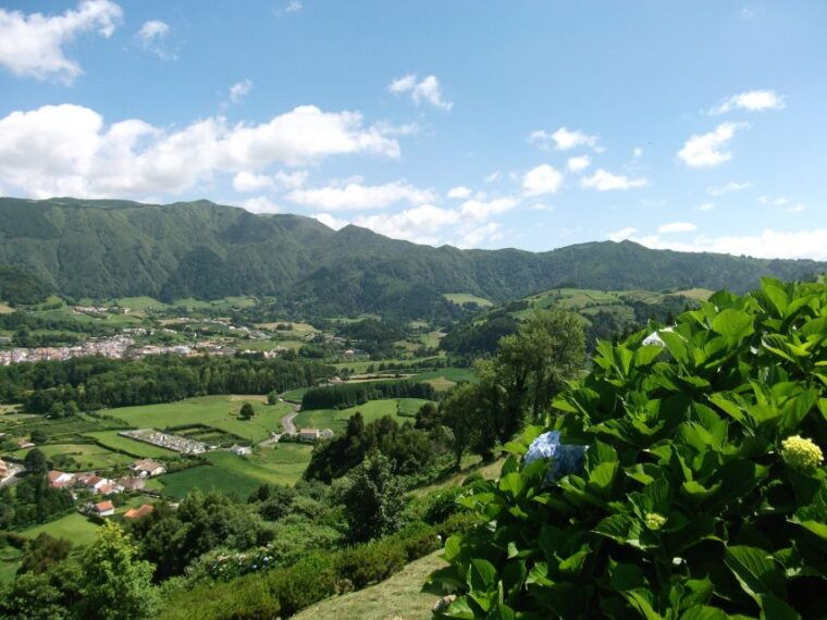 from-ponta-delgada-furnas-lake-shore-4x4-guided-day-trip