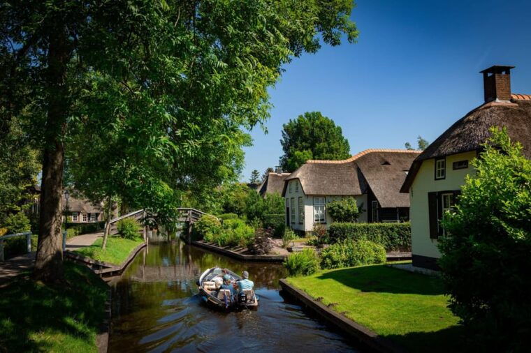 giethoorn-canal-cruise-and-village-sightseeing