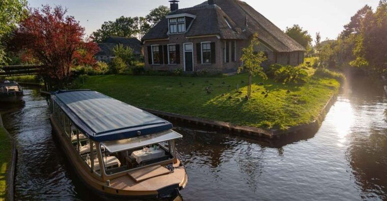 giethoorn-canal-cruise-lake