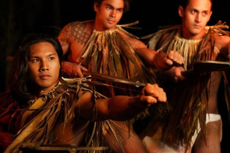 kauai-buffet-dinner-with-open-bar-and-luau-kalamaku-show