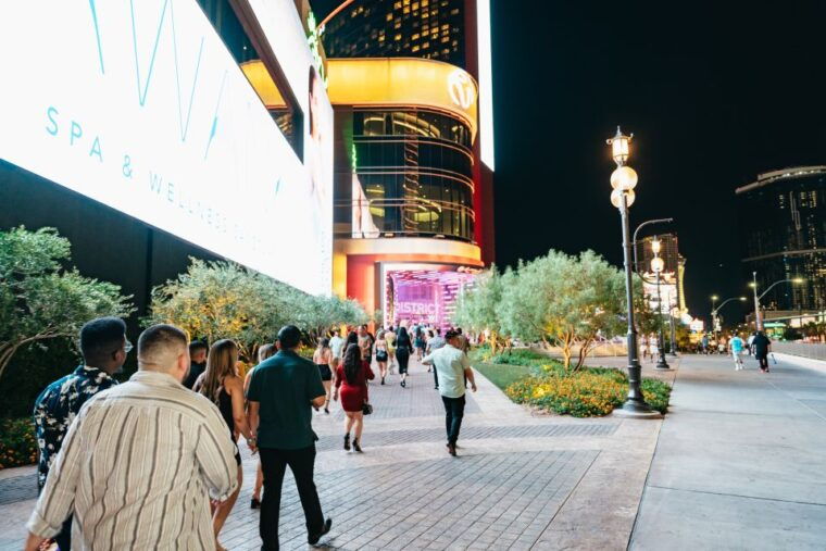 las-vegas-club-crawl-and-party-bus-with-free-drinks