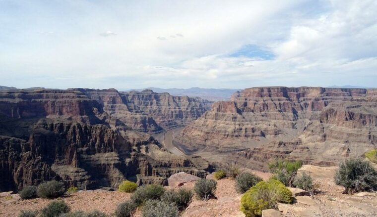 las-vegas-grand-canyon-west-bus-tour-with-guided-walk