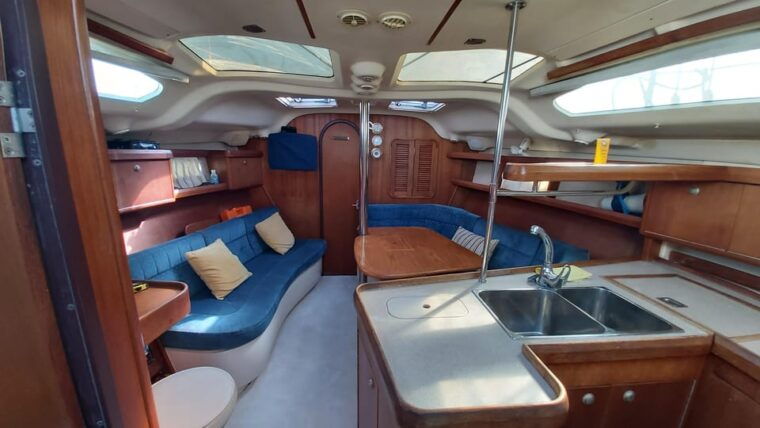 marbella-port-banus-sailing-tour-on-private-sailing-boat