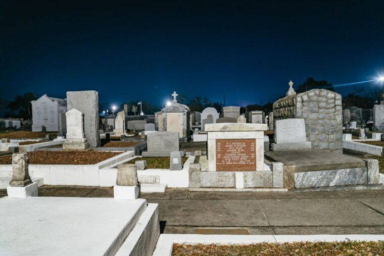 new-orleans-cemetery-bus-tour-at-dark-with-exclusive-access
