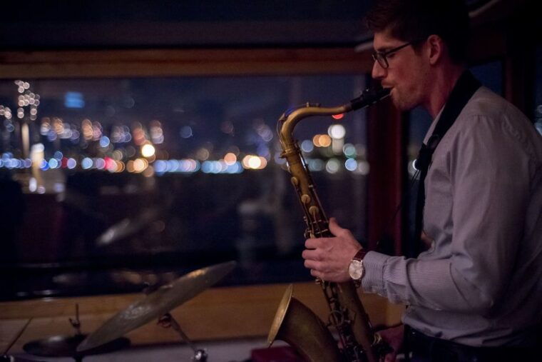 new-york-city-holiday-jazz-classic-motor-yacht-cruise