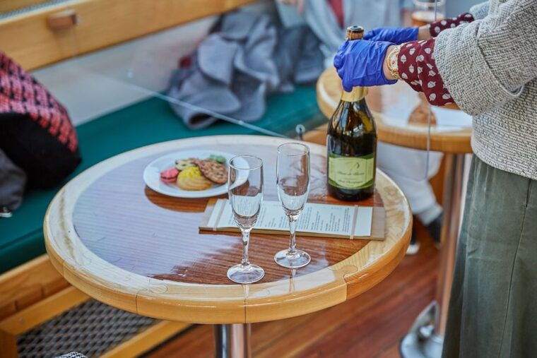 nyc-holiday-yacht-cruise-with-jazz-cocoa-carols