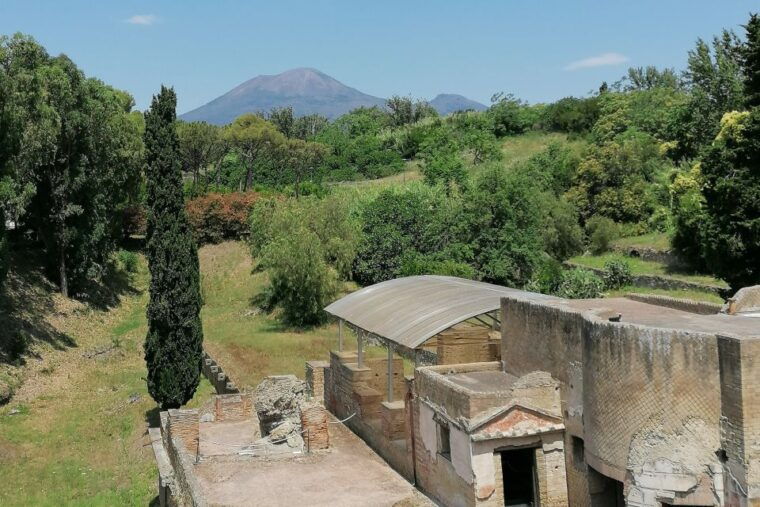 pompeii-guided-tour-with-archaeologist-with-max-12-people
