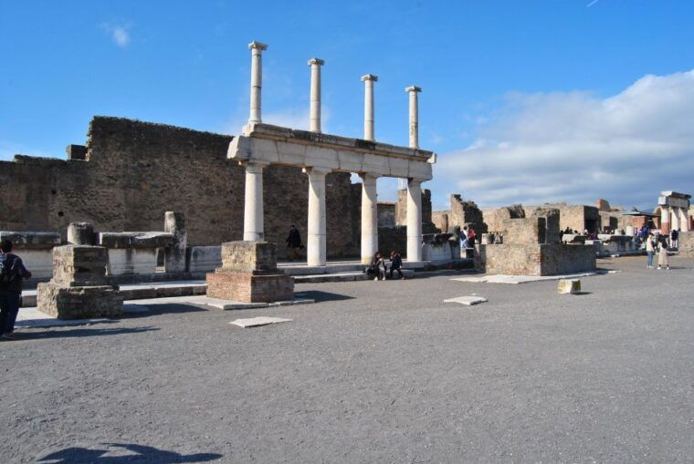 pompeii-small-group-maximum-8-people