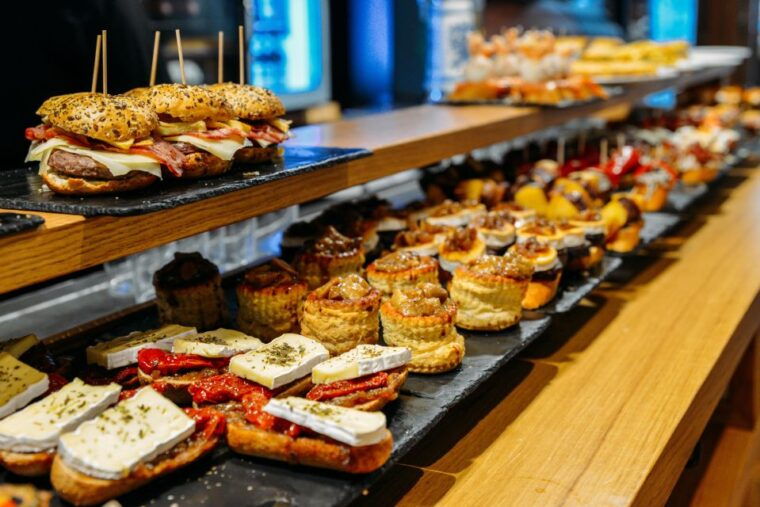 san-sebastian-private-walking-tour-with-pintxo-and-drink