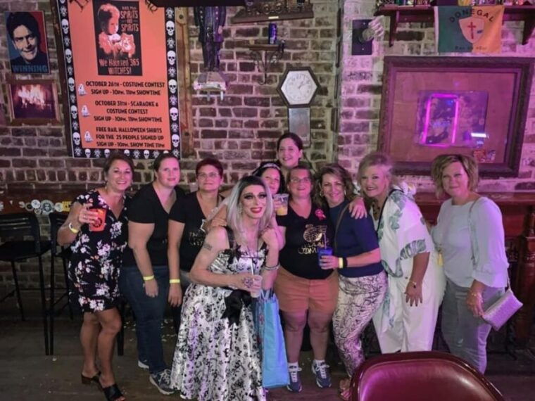 savannah-drag-queen-guided-pub-crawl-with-sing-a-longs