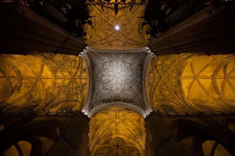 seville-cathedral-and-giralda-tower-guided-tour-and-tickets-2