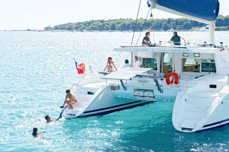 big-island-luxury-catamaran-trip-along-the-kona-coast