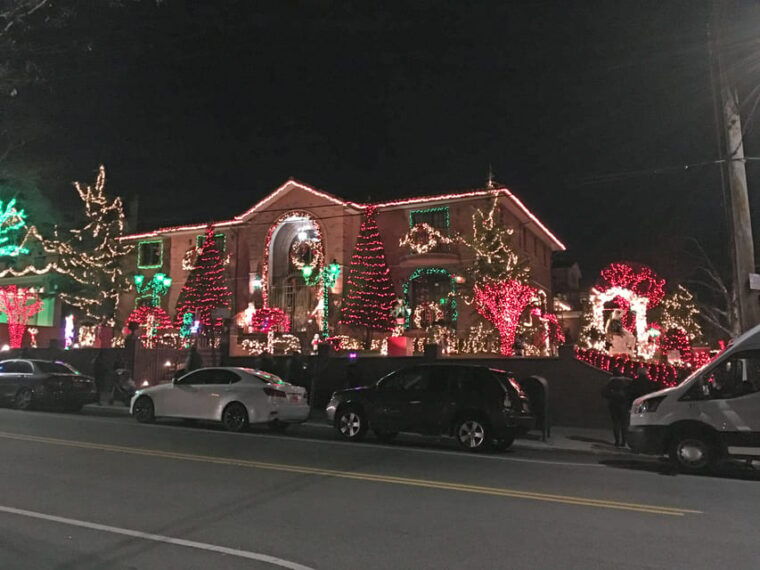 brooklyn-1-5-hour-dyker-heights-christmas-walking-tour