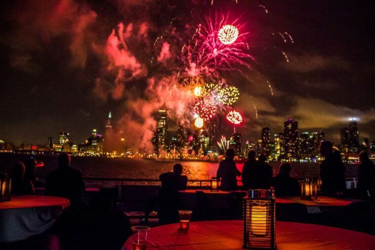 chicago-fireworks-cruise-with-lake-or-river-viewing-options