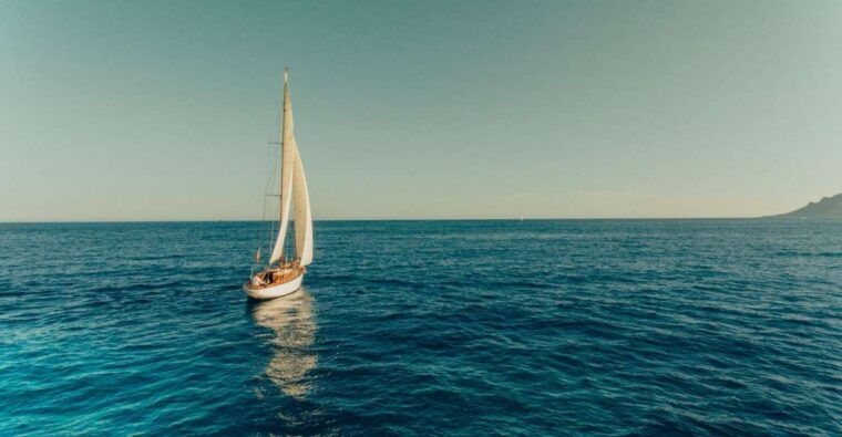 classic-yacht-sailing-in-cannes