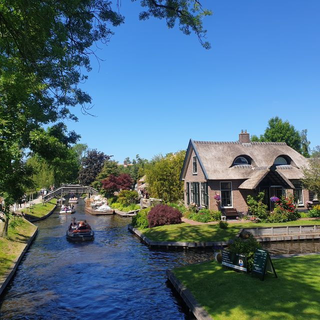 from-amsterdam-giethoorn-day-trip-with-small-electric-boat