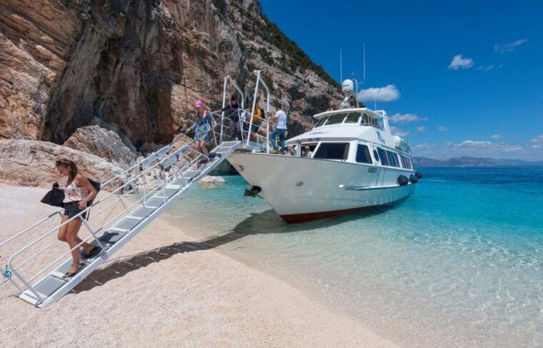 from-cala-gonone-orosei-gulf-cruise-with-stops