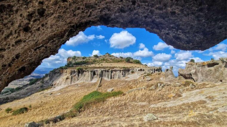 ittiri-hiking-on-the-ridges-of-mount-torru