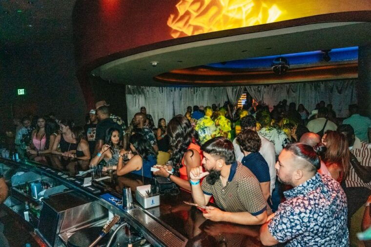 las-vegas-club-crawl-and-party-bus-with-free-drinks