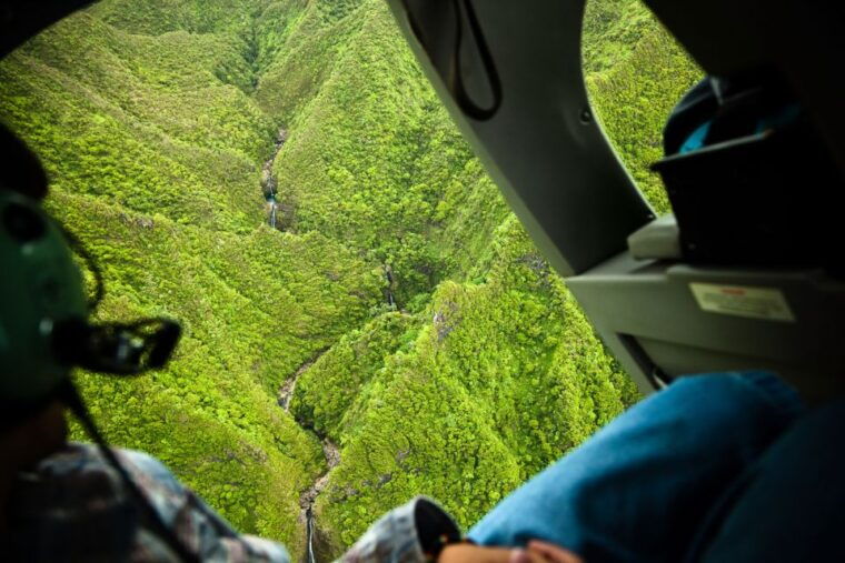 lihue-deluxe-waterfall-safari-helicopter-tour