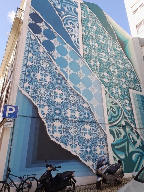 lisbon-old-town-with-street-art-highlights