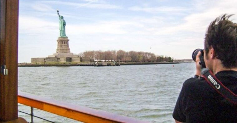 manhattan-statue-and-skyline-cruise-aboard-a-luxury-yacht