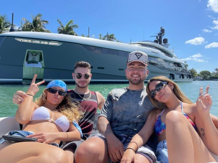 miami-beach-private-boat-tour-with-captain-and-champagne
