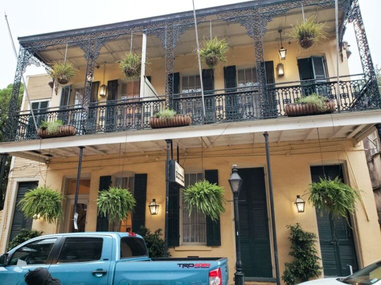 new-orleans-2-hour-ghosts-vampires-walking-tour