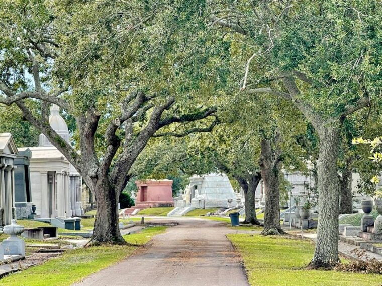 new-orleans-millionaires-tombs-of-metairie-cemetery-tour