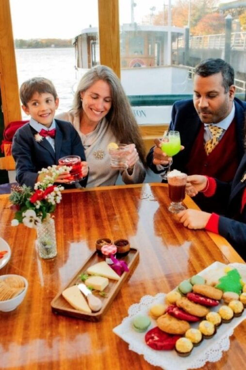 nyc-holiday-yacht-cruise-with-jazz-cocoa-carols