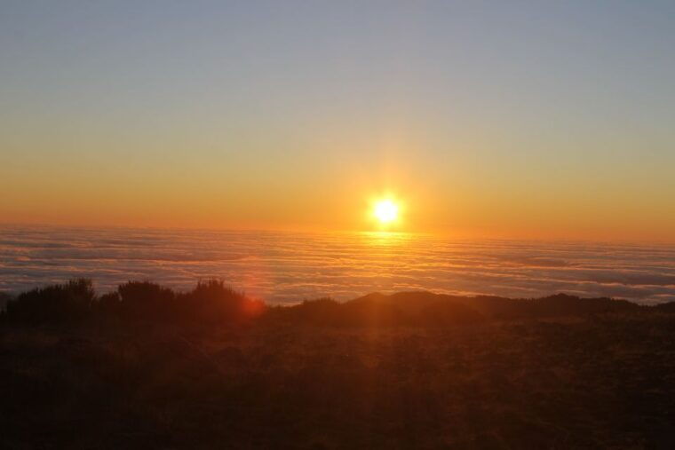 pico-do-arieiro-private-4x4-sunrise-trip-with-hot-drinks
