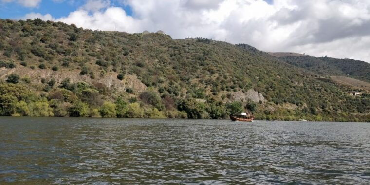 pinhao-private-rabelo-boat-tour-along-the-river-douro