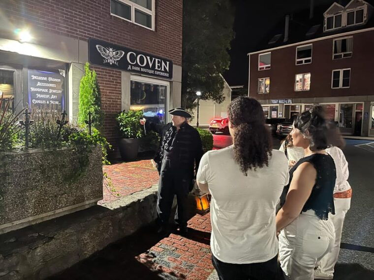 salem-vampires-and-ghosts-walking-tour-with-haunted-objects