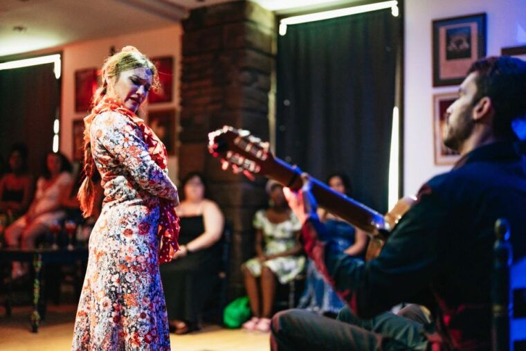 seville-baraka-sala-flamenca-show-with-drink-in-triana
