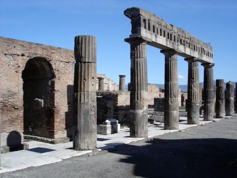 vibrant-pompeii-fascinating-excursion