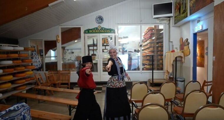 volendam-traditional-costume-photo-with-cheese-clog-tour