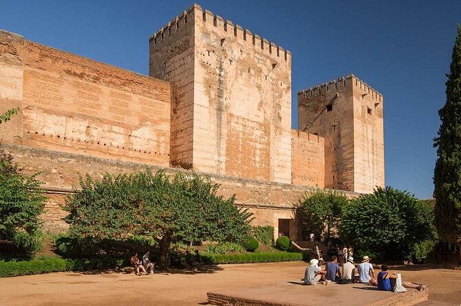 alhambra-tour-with-generalife-palace-and-gardens