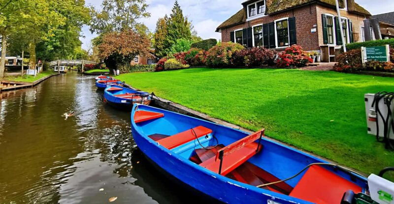 amsterdam-giethoorn-afsluitdijk-and-zaanse-schans-day-trip