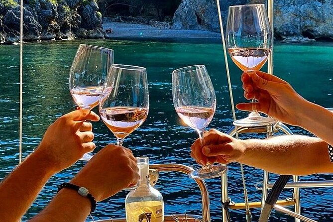 aperitif-on-a-boat-at-sunset-in-palinuro