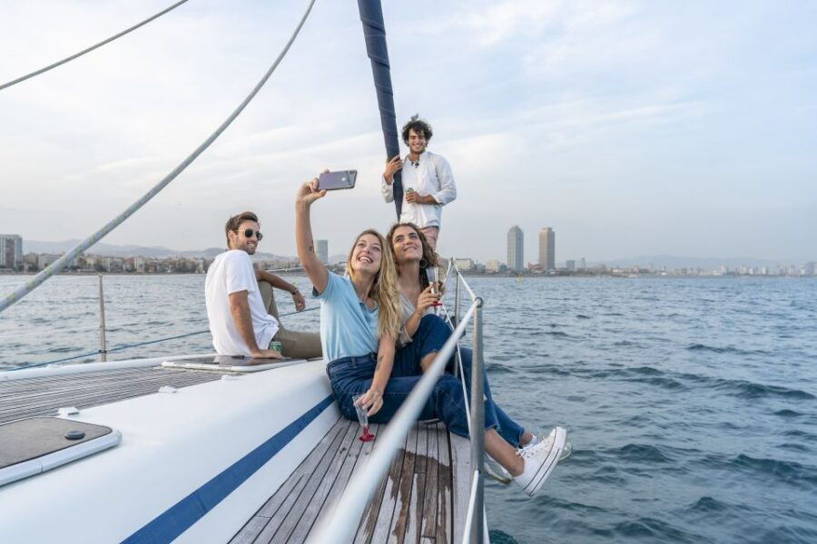 barcelona-sunset-sailing-with-gin-tonic-workshop-option