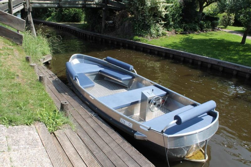 boatrental-2-hours-8-person-with-steeringwheel-and-cushions