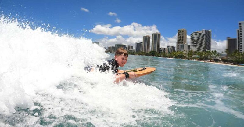 bodyboard-lesson-in-waikiki-two-students-to-one-instructor