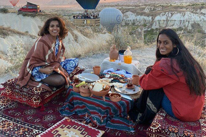 cappadocia-sunrise-breakfast-with-hot-air-balloons