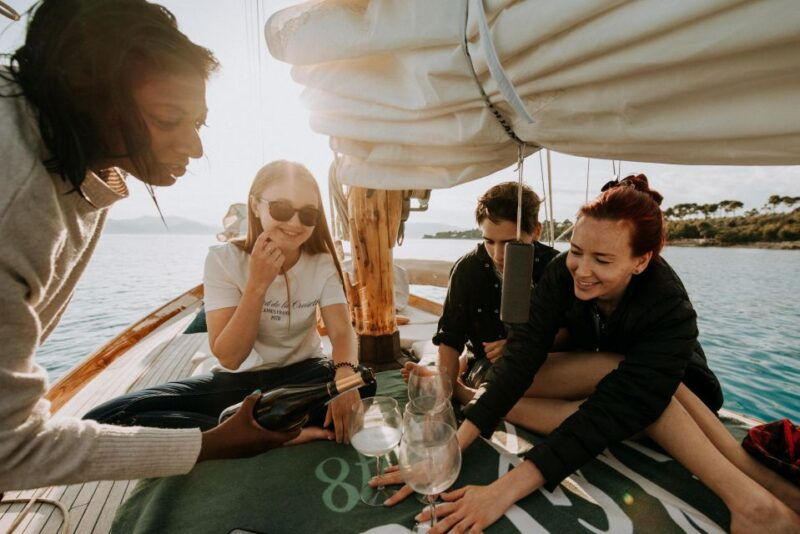 classic-yacht-sailing-in-cannes