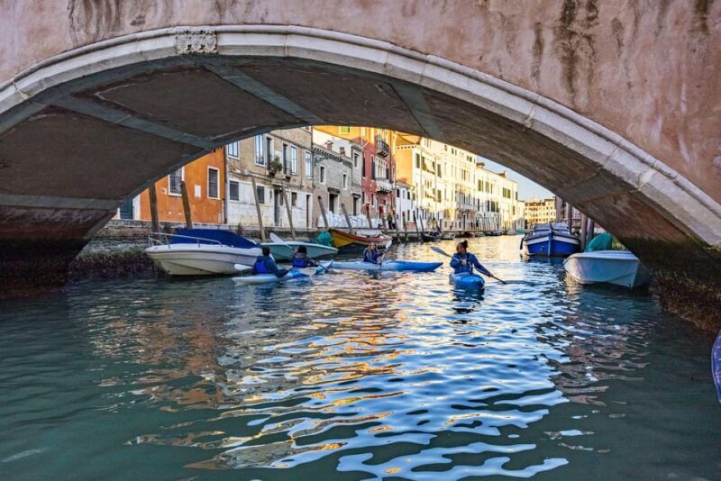 cultural-kayak-tour-discovering-the-citys-canals-2