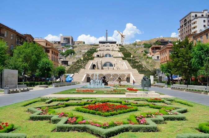evening-coffee-walk-in-warm-yerevan-2025