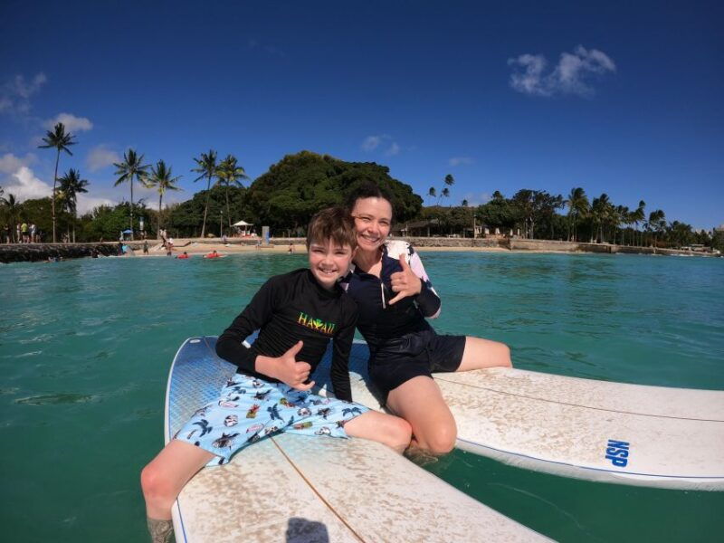 family-surfing-lesson-1-parent-1-child-under-13-others