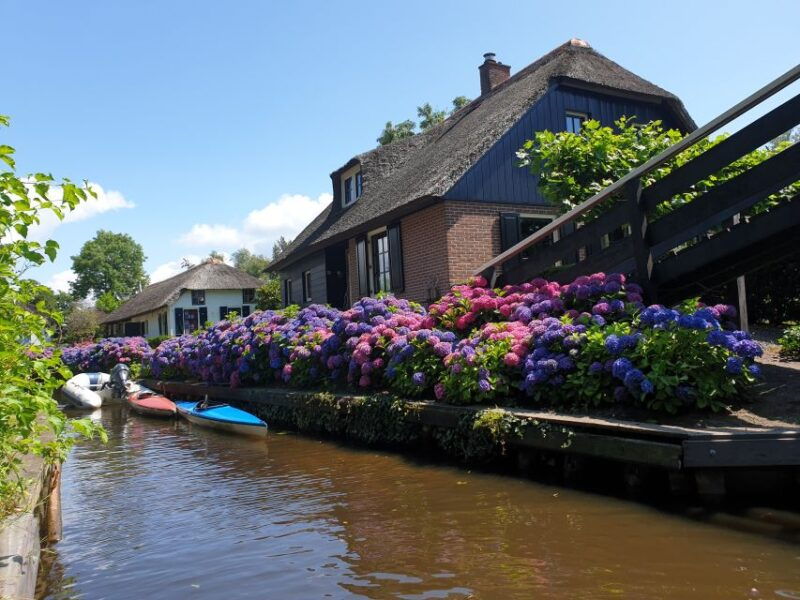 from-amsterdam-giethoorn-day-trip-with-small-electric-boat